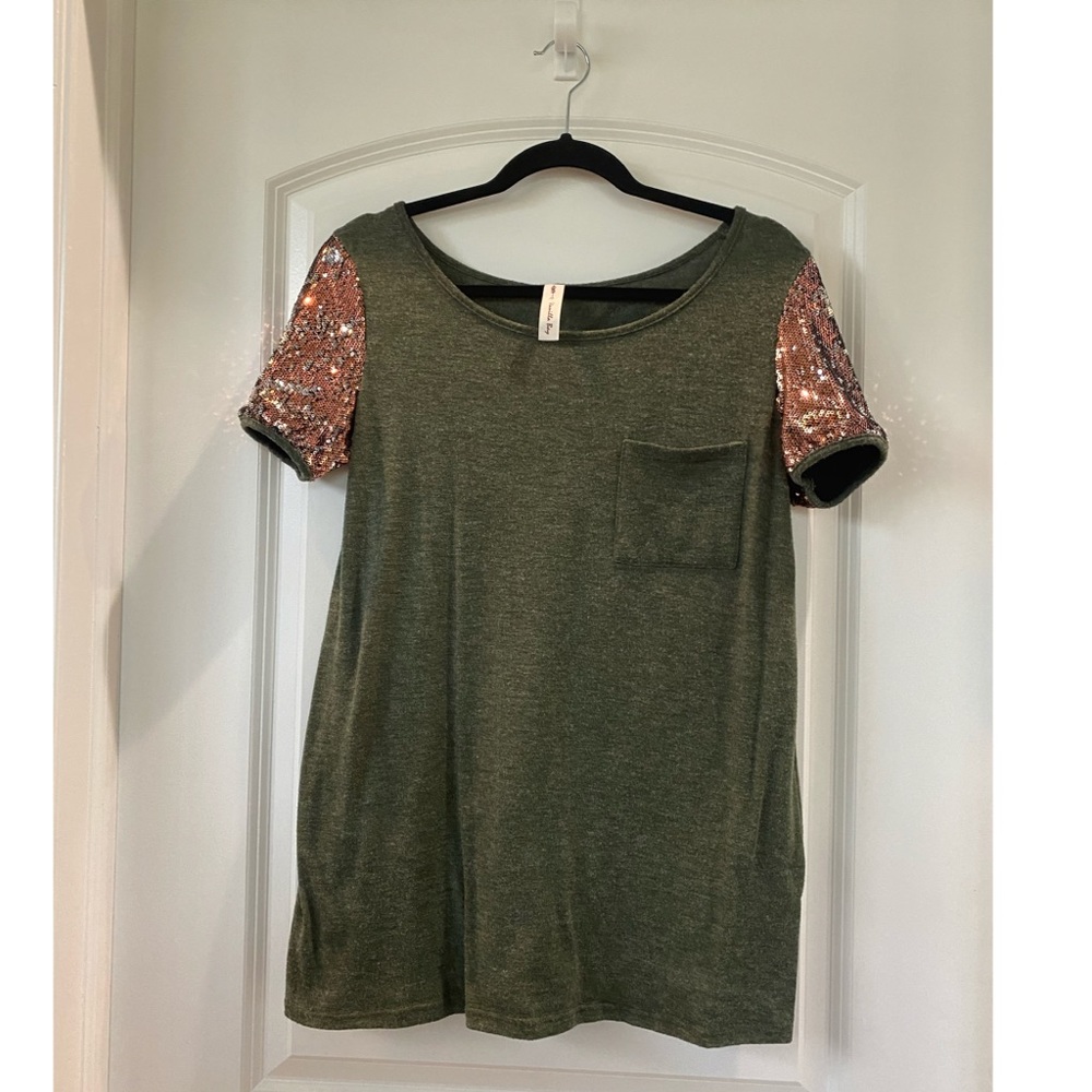 Sequin sleeve tee